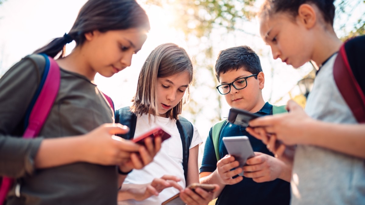 “Jeu de la virgule” : quelle est cette nouvelle tendance TikTok dangereuse pour les enfants qui se répand dans les cours de récréation ?