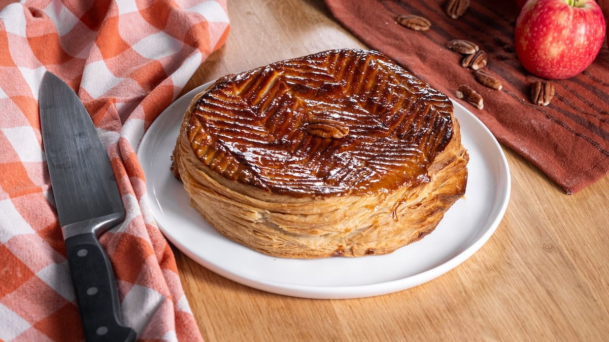 La galette des rois aux pommes caramélisées et noix de pécan : la recette à tester pour célébrer l'Épiphanie en gourmandise