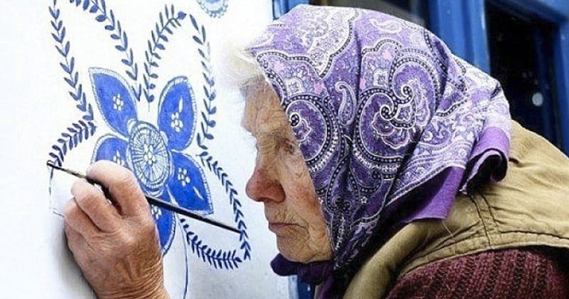 Âgée de 90 ans, cette dame peint les murs de sa ville natale à la main