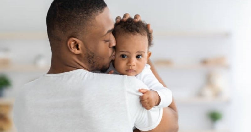 Ce papa change son bébé dans les toilettes des femmes et se fait hurler dessus, il demande ce qu'il a fait de mal