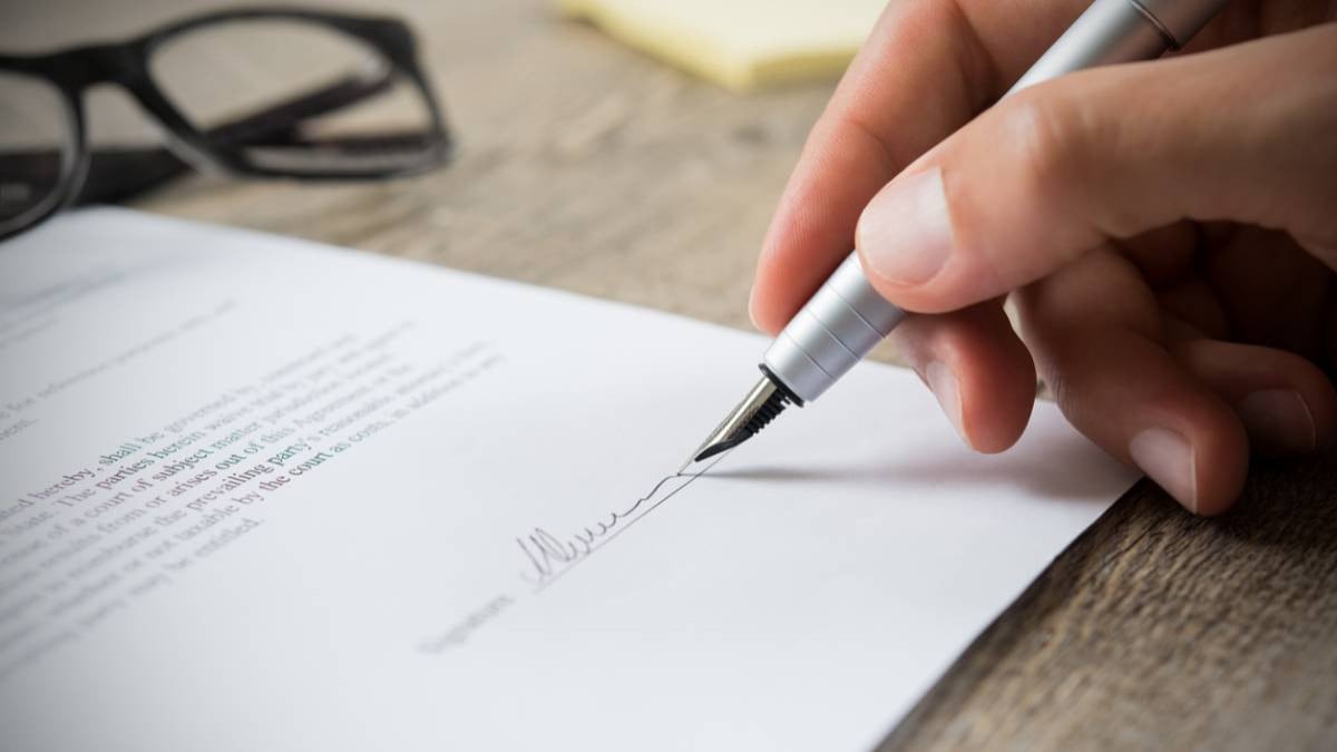 Personne signant un contrat