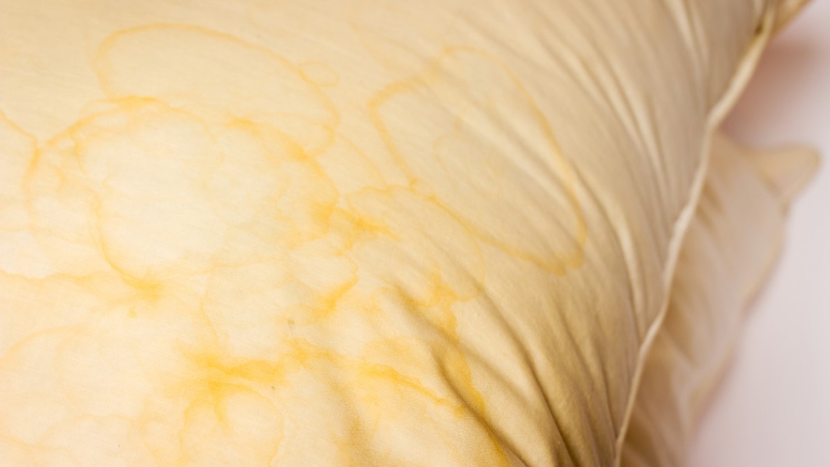 Voici comment venir à bout des taches jaunes sur vos oreillers avec un ingrédient naturel