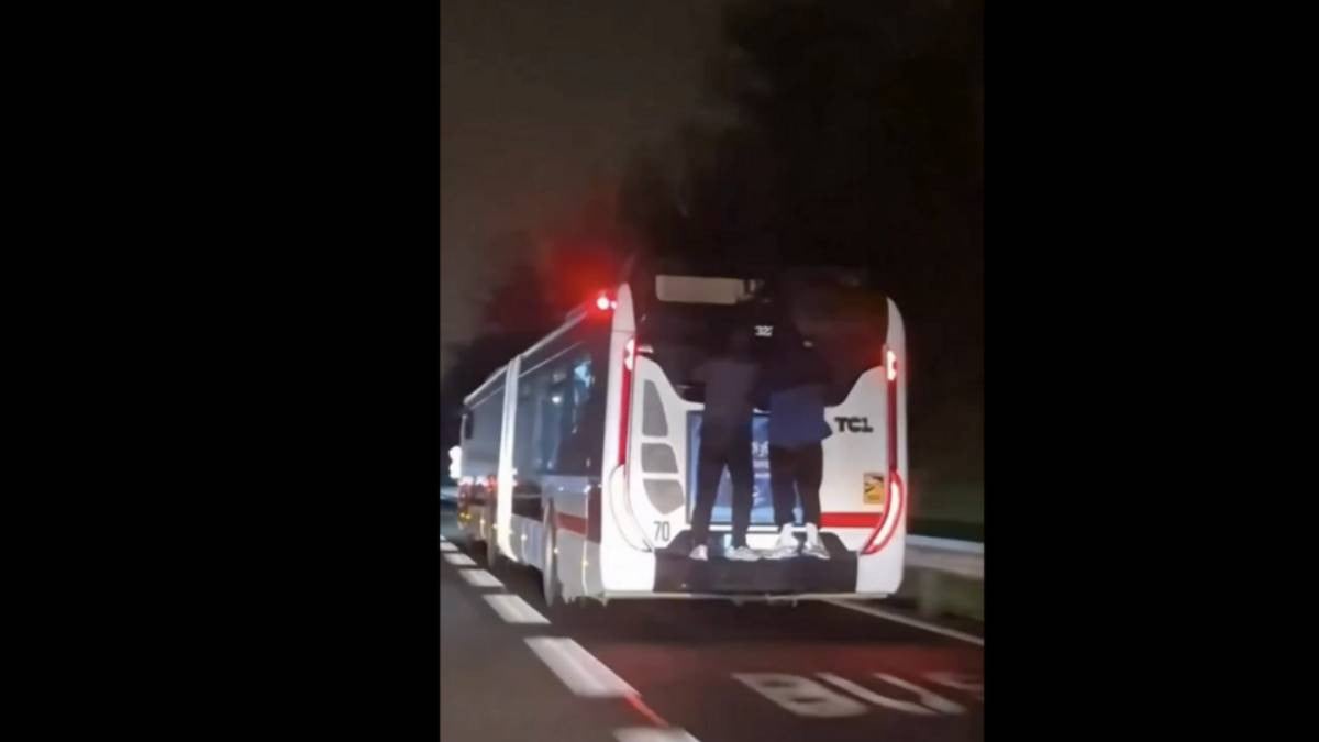 Accrochés à l'arrière d'un bus lancé à 70 km/h, la vidéo devient virale et suscite la polémique 