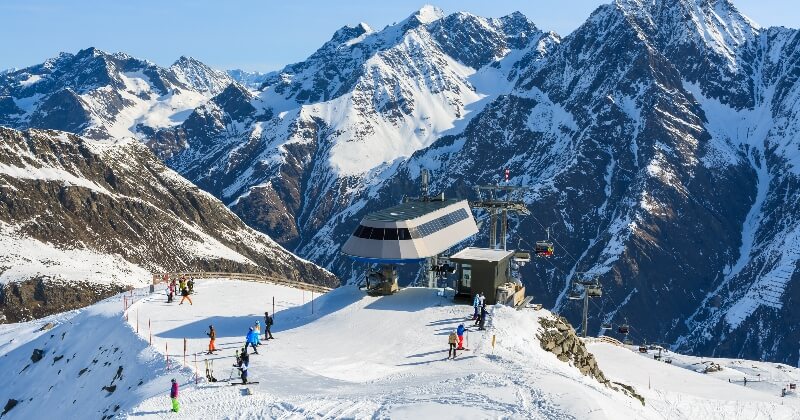 Le gouvernement annonce que les stations de ski restent ouvertes... mais pas les pistes et les remontées mécaniques