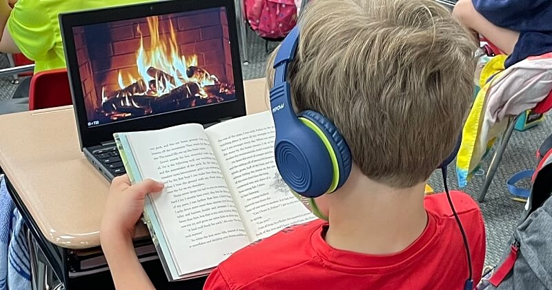 Le cliché de ce garçon en train de profiter son heure de lecture au coin du feu enflamme Internet