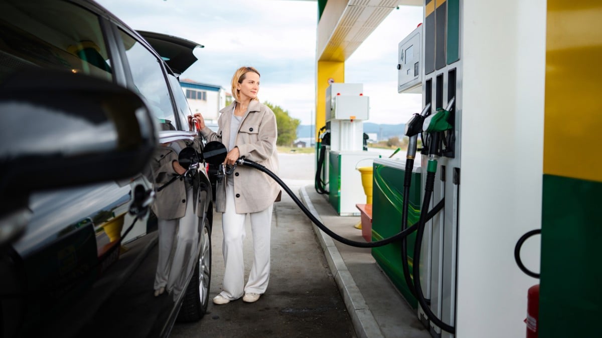 Une femme prend de l'essence