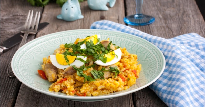 Optez pour le petit déjeuner british, le kedgeree au haddock fumé sur son lit de riz au curry