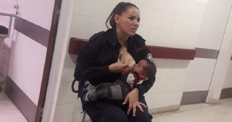 Le geste touchant de cette policière argentine qui donne le sein à un bébé livré à lui-même