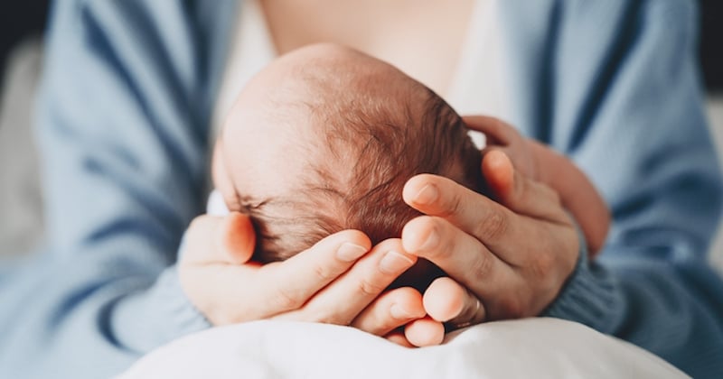 Désespérée et en larmes, elle demande à sa maman de garder son fils, celle-ci refuse pour aller à un cours de yoga