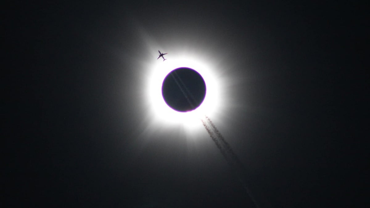 Il réalise la «photo de l'année» en immortalisant l'éclipse totale traversée par un avion