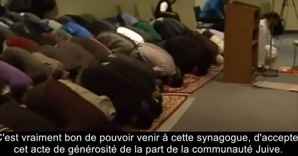 Juifs et musulmans prient ensemble dans cette synagogue, après que la mosquée de cette ville ait été incendiée en réponse aux attentats de Paris...  Un magnifique exemple de fraternité et d'amour !