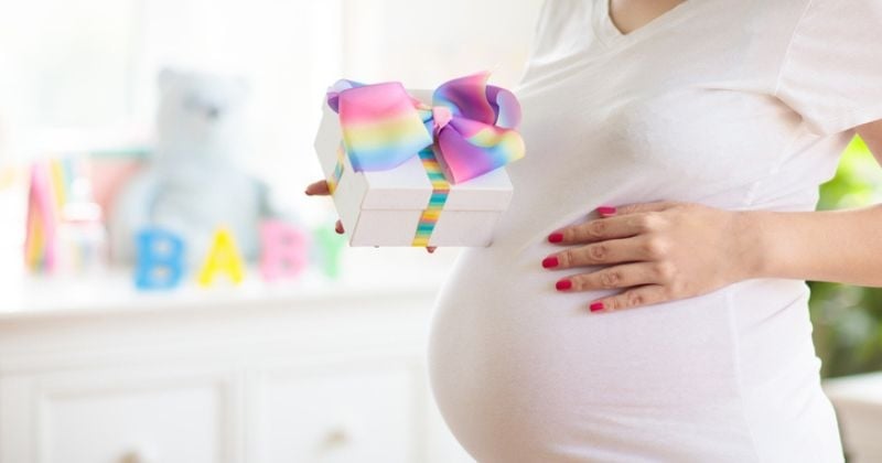 Sa proche fait une fausse couche, elle songe à récupérer son cadeau de naissance et s'attire les foudres du web