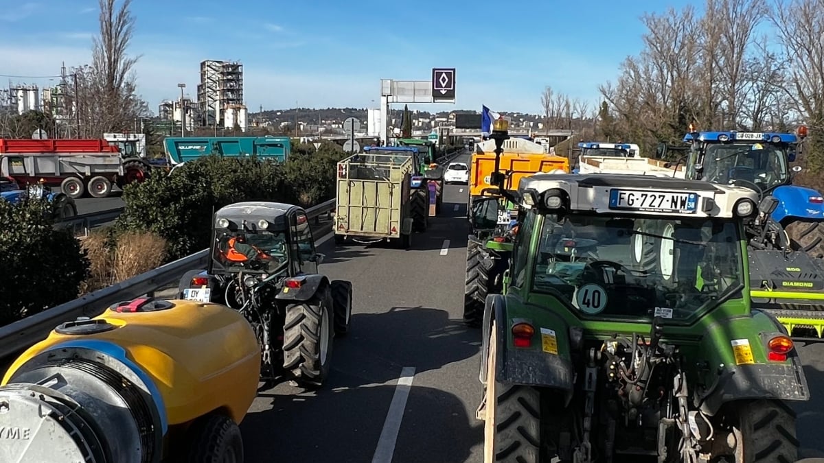 «C'est un peu la galère» : à 17 ans, Nolan s'occupe de la ferme de son patron pendant que celui-ci manifeste sur un barrage