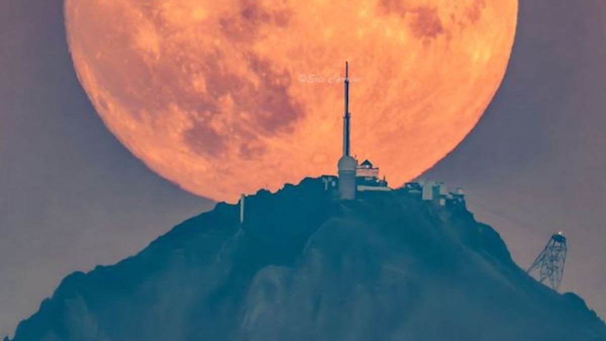 Cette photo de la lune au niveau du Pic du Midi, au coucher du soleil, est sublime