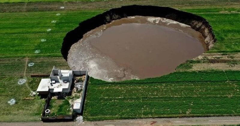 Mexique : un gouffre géant d'origine inconnue est apparu au milieu des champs 