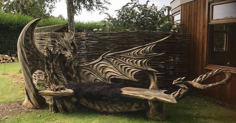 Ce banc en forme de dragon semble tout droit sorti de Game of Thrones 