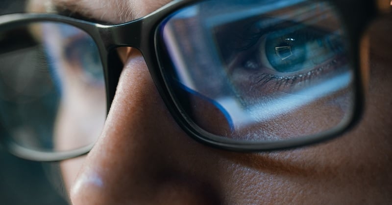 Au travail ou à la maison, voici pourquoi opter pour des lunettes anti-lumière bleue est important