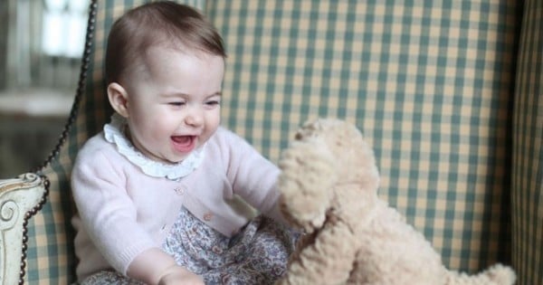 Vous allez craquer sur ces nouvelles photos de la Princesse Charlotte, la fille de Kate Middleton et du Prince William : elle est trop belle !