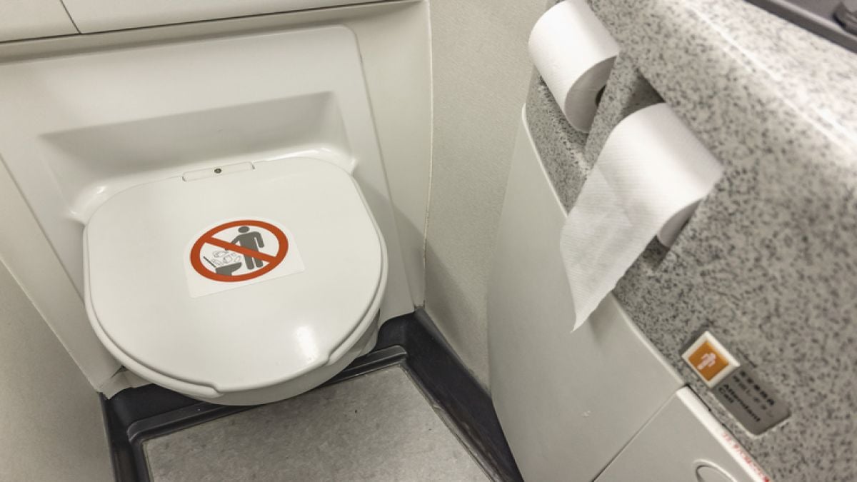 Le steward disparaît en plein vol, il est retrouvé... nu dans les toilettes de l'avion