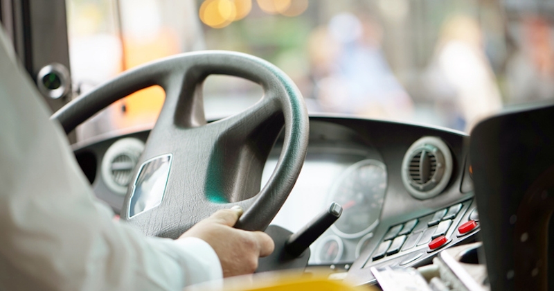 Un chauffeur de car dépose des enfants devant chez eux et se fait licencier pour faute grave 