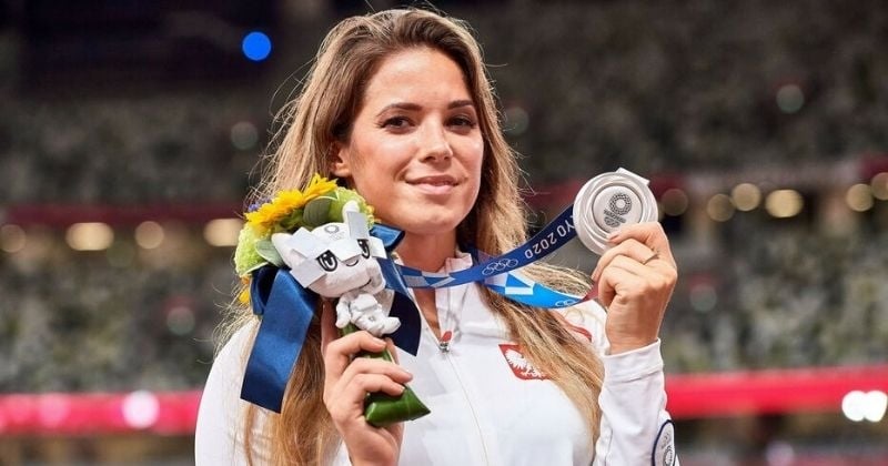 Vice-championne olympique, elle met sa médaille aux enchères pour sauver un enfant malade, mais l'acquéreur lui rend