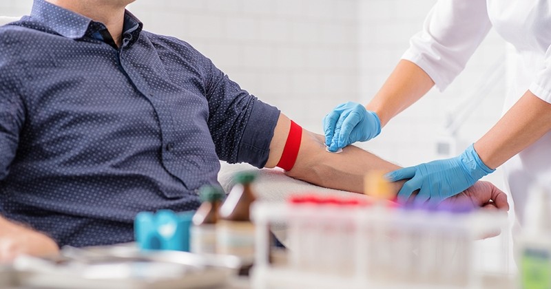 La période d'abstinence imposée aux homosexuels pour un don du sang a été réduite à 4 mois