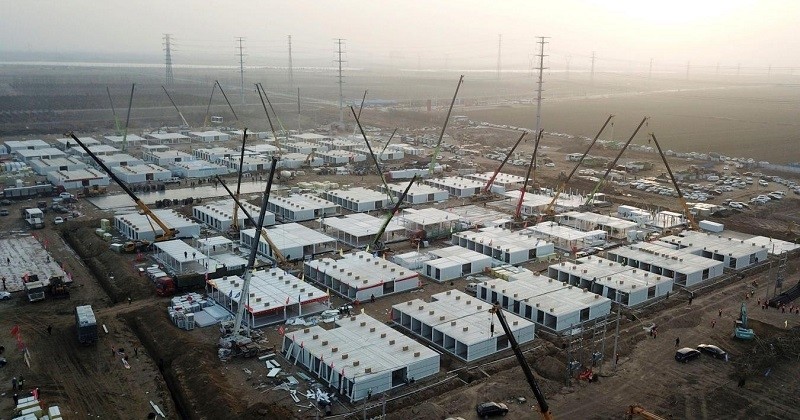 En Chine, un centre de quarantaine géant a été construit pour isoler plus de 4000 cas contact du Covid-19