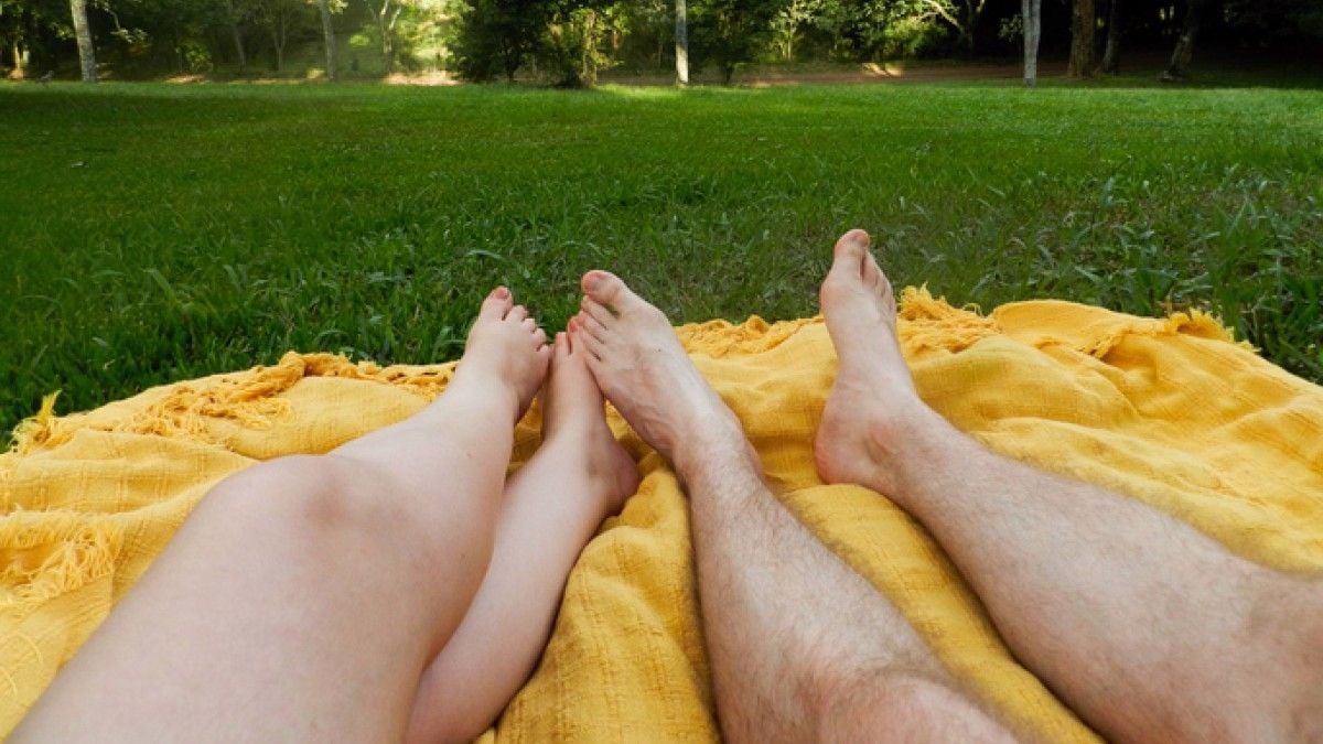 Les jambes d'un couple allongé dans la nature