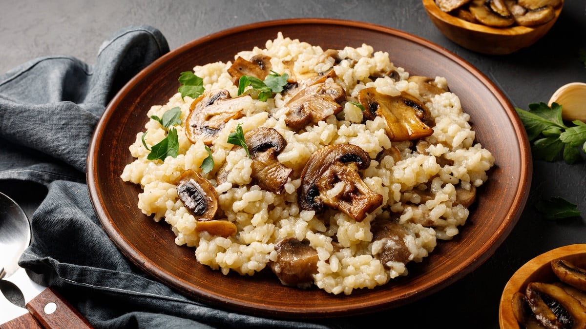 Le plat parfait pour un soir de semaine : le riz crémeux aux champignons façon risotto en 20 minutes