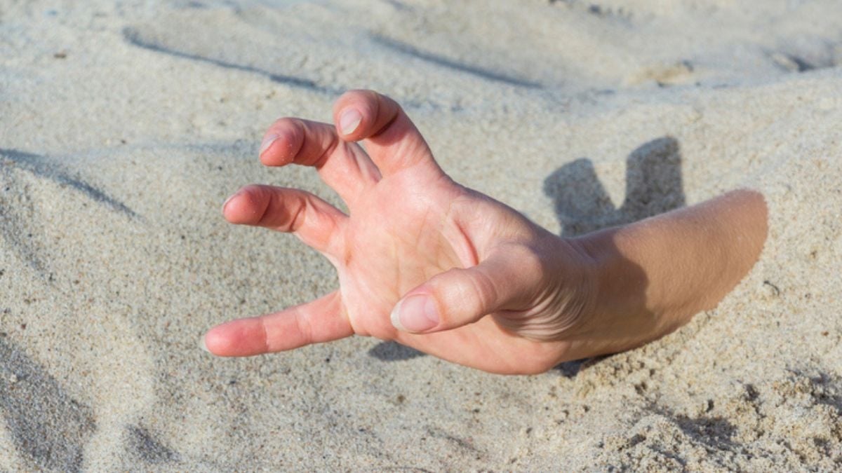 Un ado creuse un tunnel de sable sur la plage mais celui-ci s'écroule et l'ensevelit sous 2m