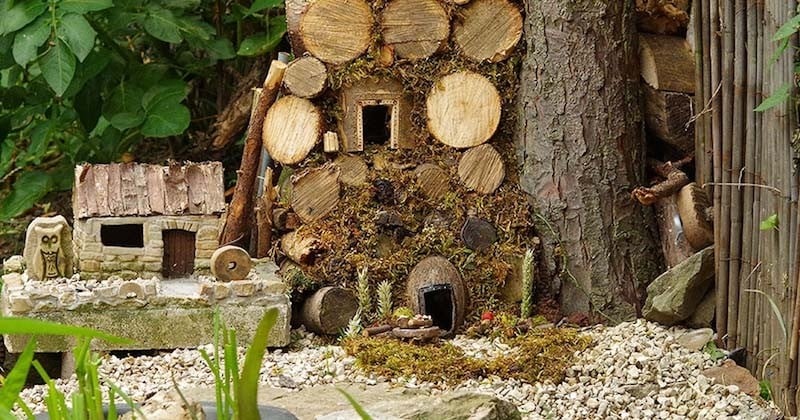 Ce photographe découvre une famille de souris dans son jardin et leur construit un village miniature