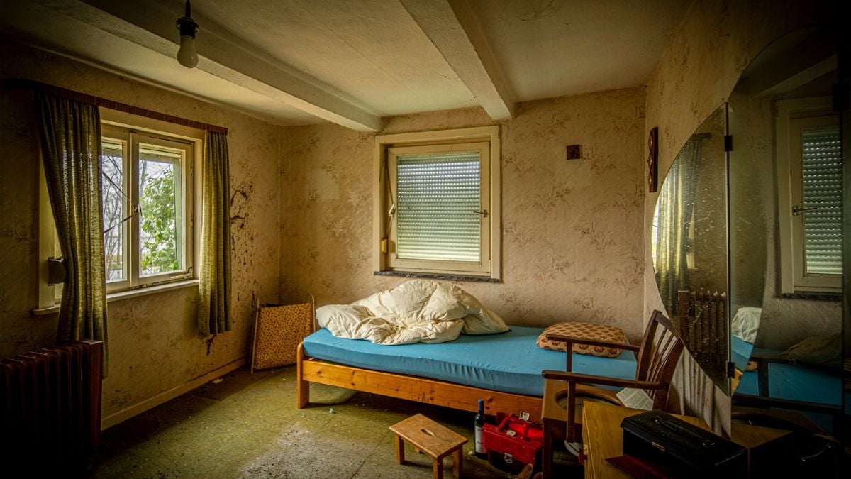 Son frère est porté disparu depuis 6 mois, il le retrouve... momifié sous son lit