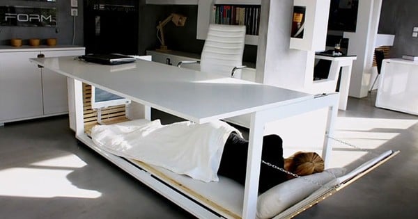 Nap Desk, le premier bureau convertible qui vous permet de dormir au travail... Bluffant !