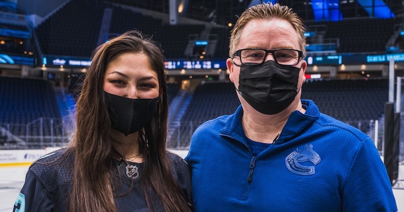 Lors d'un match de hockey, une spectatrice décèle un cancer à un membre de l'équipe et lui sauve la vie 