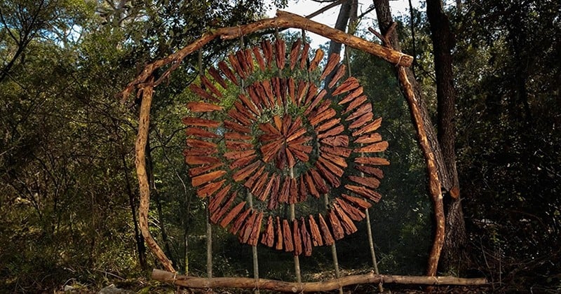 Cet artiste a utilisé des matériaux organiques pour créer d'incroyables sculptures