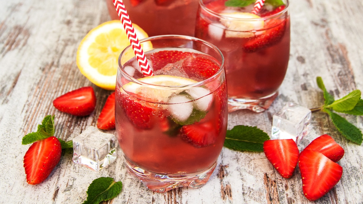 La boisson de l'été qu'on veut déjà : la limonade à la fraise et au citron ultra-rafraîchissante !