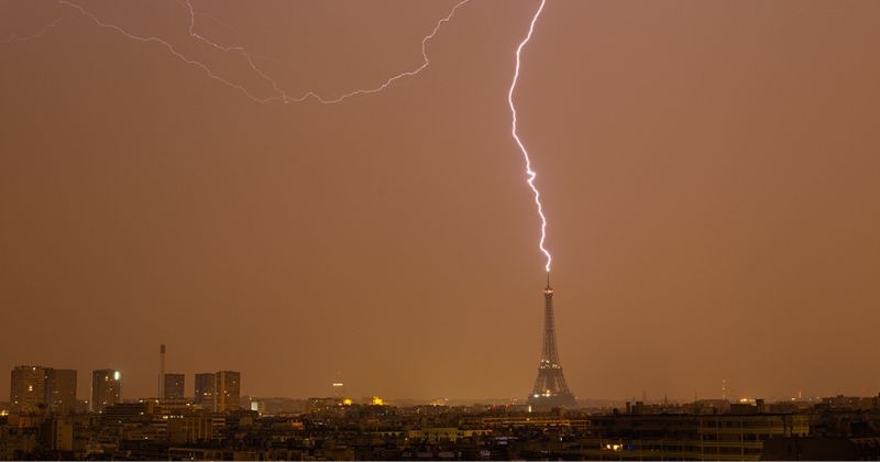 Un photographe immortalise l'instant précis où la foudre frappe la tour Eiffel et réussit le cliché parfait