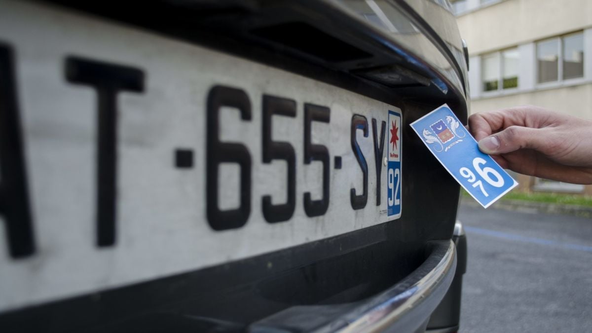Cette pratique, répandue chez les automobilistes, est pourtant interdite et passible d'une amende de 135 €