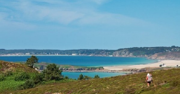 Toute la France prise en otage par les averses... Toute ? Non, la Bretagne résiste avec un joli soleil et nous nargue bien comme il faut