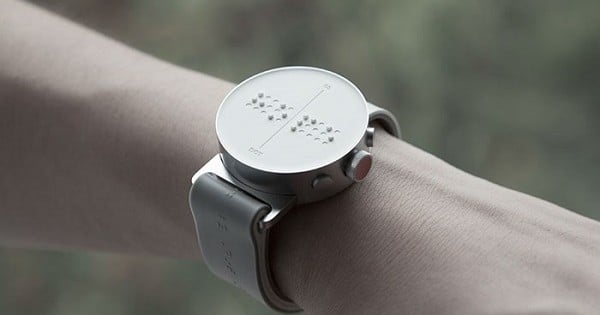 Une entreprise sud-coréenne met au point la première montre connectée pour les aveugles, avec des messages en braille... Une invention géniale et utile !