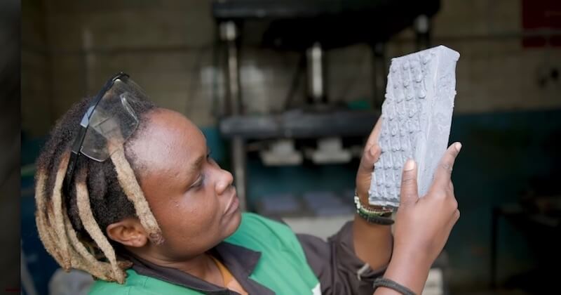 Kenya : cette business woman recycle le plastique pour en faire des briques cinq fois plus résistantes que le béton