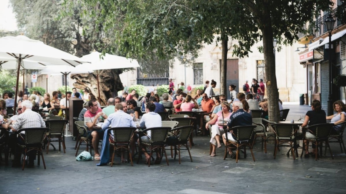 Dans cette ville, les restaurants refusent désormais l'accès aux personnes seules et déclenchent la colère des habitants