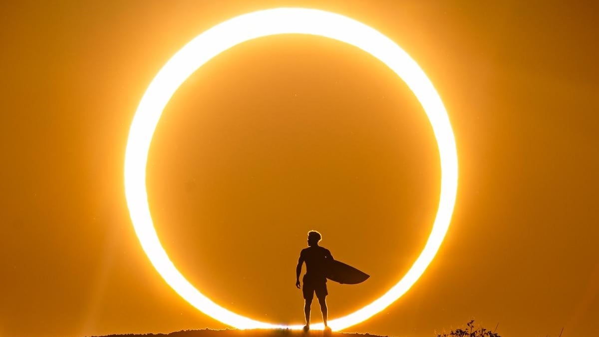 Le surfeur brésilien Italo Ferreira immortalisé lors d'une éclipse annulaire de soleil dans des photos époustouflantes 