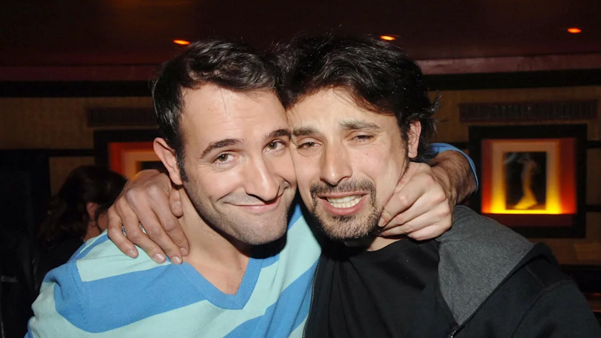 « Je te pleure et je t'aime » : ému, Jean Dujardin rend un hommage poignant à Bruno Salomone, son complice de toujours, mort à 55 ans