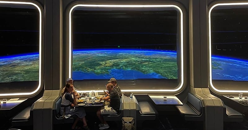 Découvrez « Space 220 », le nouveau restaurant Disney où l'on mange avec une vue panoramique sur la Terre