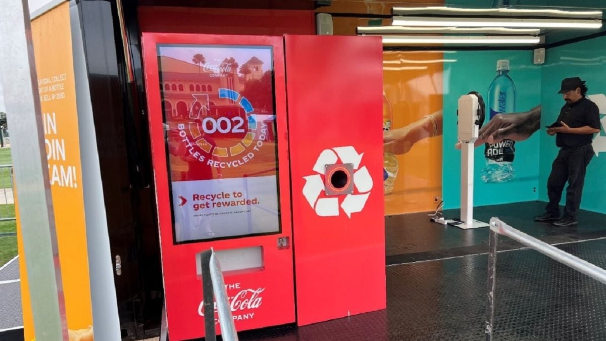 Coca-Cola a mis en place un distributeur qui donne de l'argent dans une université 