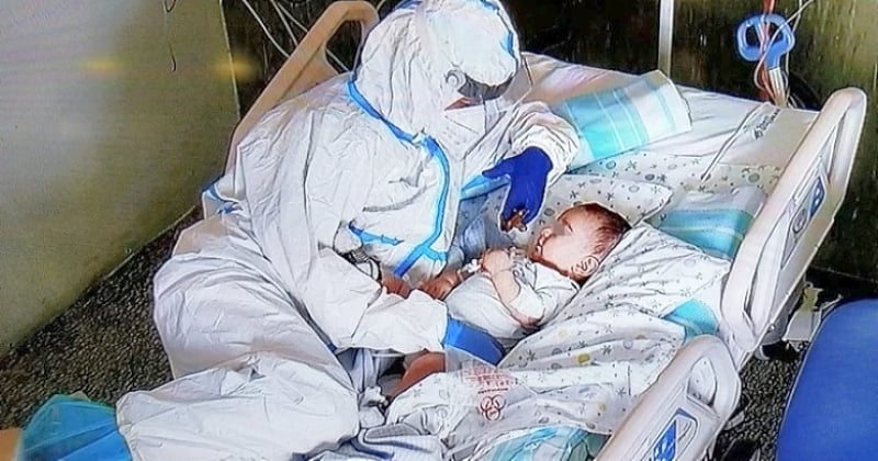 Cette photo d'une infirmière en train de veiller sur un nourrisson atteint de la Covid-19 a ému le monde entier 