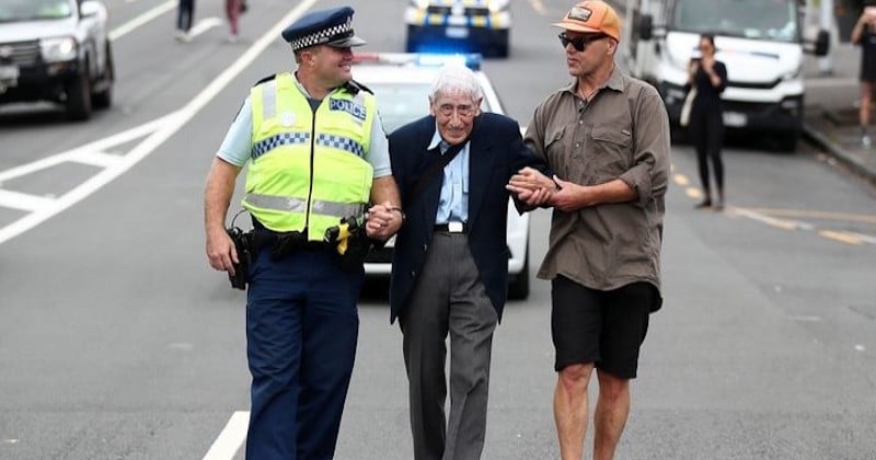 Cet homme de 95 ans a pris 4 bus pour se joindre à une marche contre le racisme en Nouvelle-Zélande