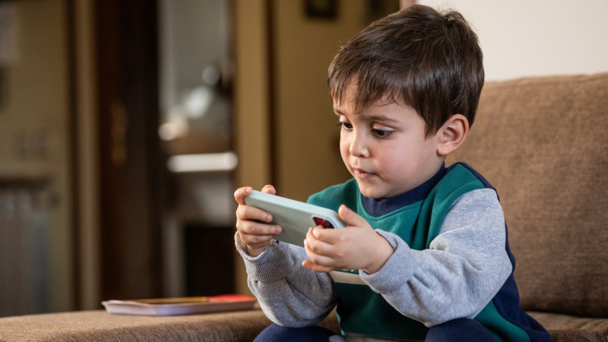 Un enfant utilise un smartphone