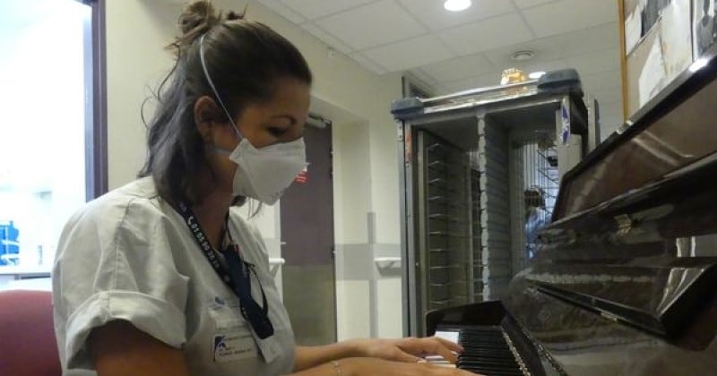 Pianiste et infirmière, elle joue de la musique à l'hôpital pour réconforter les patients atteints du Covid-19	